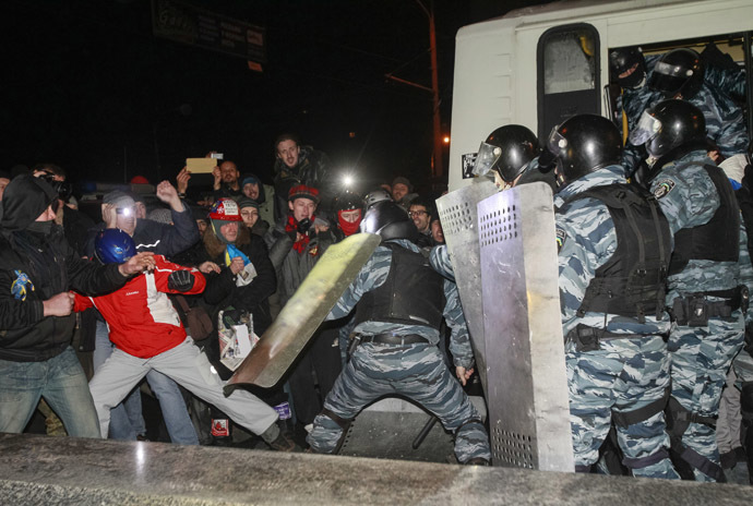 Opposition activists clash with riot police as they block police buses near a court in Kiev January 10, 2014. (Reuters/Gleb Garanich)