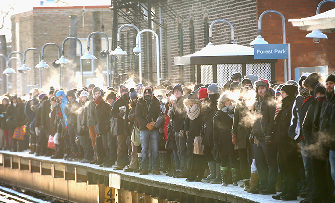 Passengers heading into downtown wait on an "L" platform for the train to arrive in below zero temperatures on January 7, 2014 in Chicago, Illinois. (AFP Photo / Getty Images / Scott Olson)