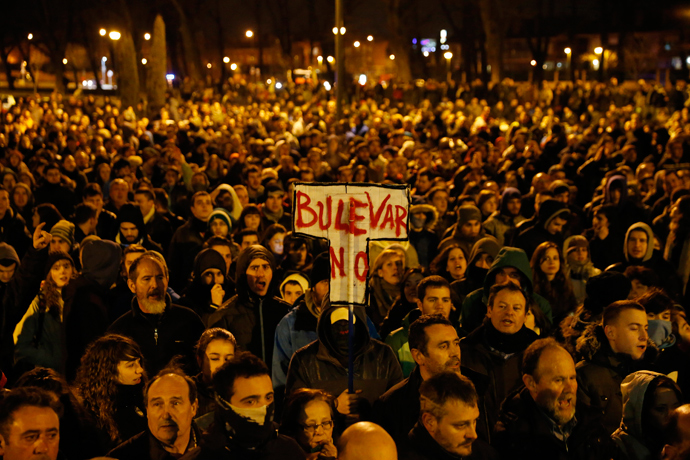 Demonstrators gather to protest against imminent construction works to revamp Vitoria street, the city's main thorough-fare, in Burgos on January 12, 2014 (AFP Photo / Cesar Manso)