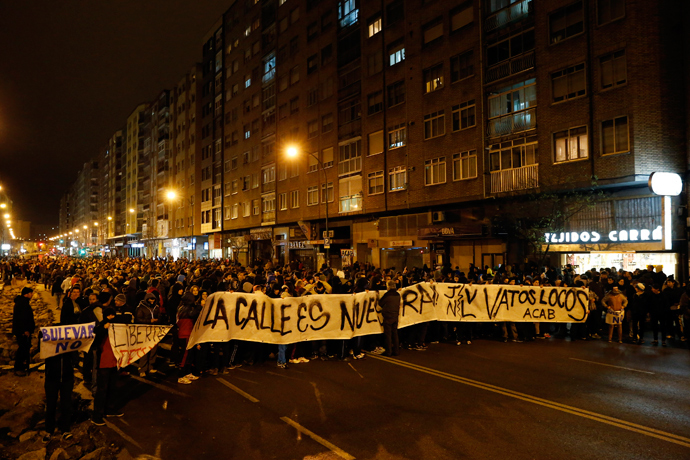 Demonstrators hold a placard during a protest against imminent construction works to revamp Vitoria street, the city's main thorough-fare, in Burgos on January 12, 2014 (AFP Photo / Cesar Manso)