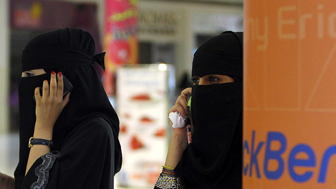 Saudi women celebrate: Monitoring system of cross-border movements suspended