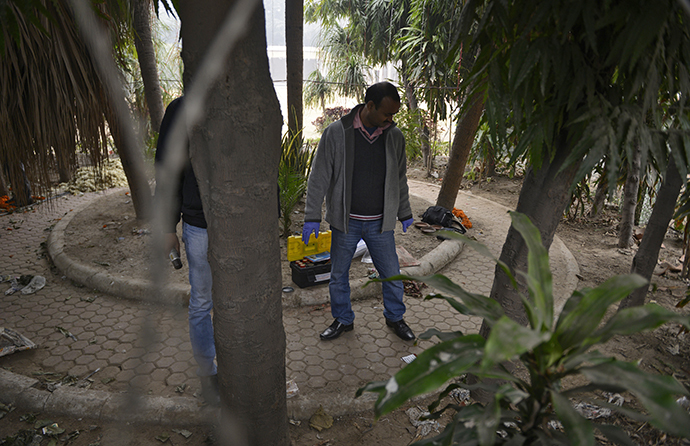 A forensic official examines a spot where a Danish woman alleged she was robbed and gang-raped, in New Delhi January 15, 2014. (Reuters)
