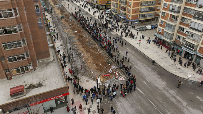 Demonstrators block Vitoria street during a protest against imminent construction works to revamp Vitoria street, the city's main thorough-fare, in Burgos on January 13, 2014. (AFP Photo / Cesar Manso)
