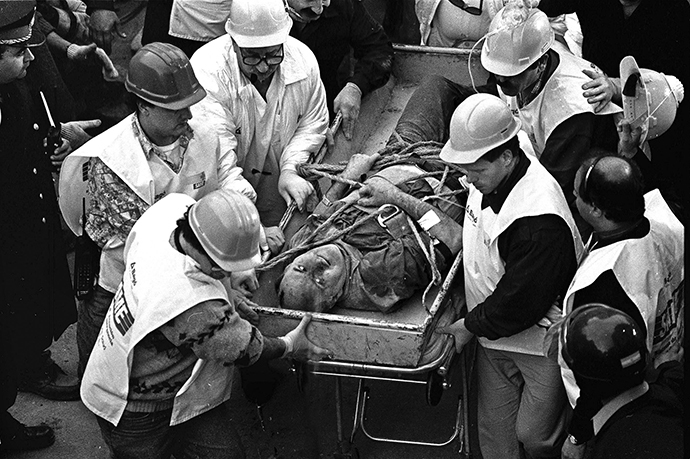 (FILES) Argentine rescue workers evacuate Jacobo Chemanuel (56) found under the rubble after 36 hours of the blast wich destroyed Argentinian Israelite Mutual Association (AMIA) in Buenos Aires, killing 85 people 18 July 1994. (AFP Photo / Ali Burafi)