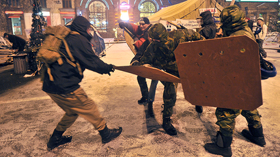 Ukrainian protesters set up catapult to fire at police (PHOTO, VIDEO)