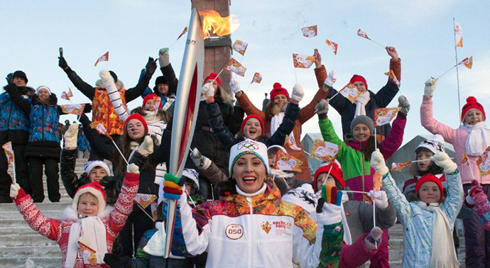 Torchbearer posing for a photo with children in Ufa, the regional capital of the Volga River region of Bashkortostan, about 1200 kilometers (750 miles) east of Moscow. (AFP Photo)