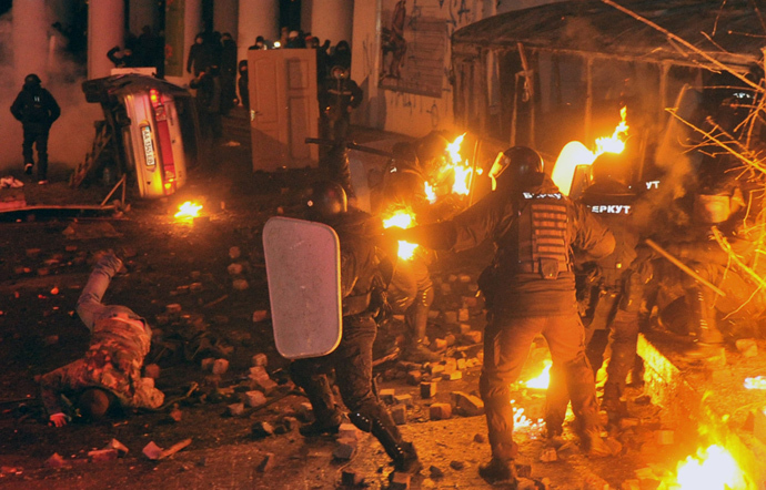 Protesters clash with riot police on January 19, 2014 during an opposition rally in the centre of the Ukrainian capital Kiev in a show of defiance against strict new curbs on protests. (AFP Photo / Genya Savilov)