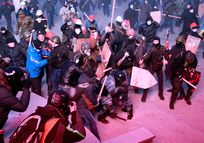 Pro-European integration protesters clash with Ukranian riot police during a rally near government administration buildings in Kiev January 19, 2014. (Reuters / Gleb Garanich)