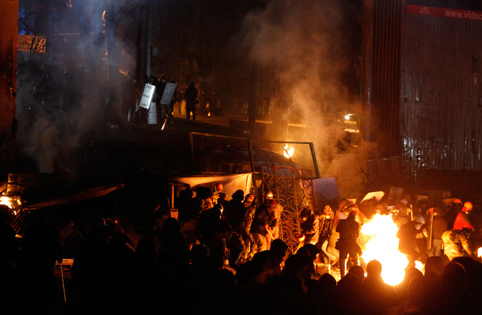 Pro-European protesters take cover behind barricades during clashes with Ukranian riot police in Kiev January 20, 2014. (Reuters / Vasily Fedosenko) 