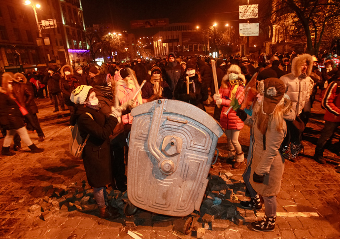 Pro-European protesters bang on a metal bin during a rally in Kiev January 20, 2014. (Reuters / Gleb Garanich) 