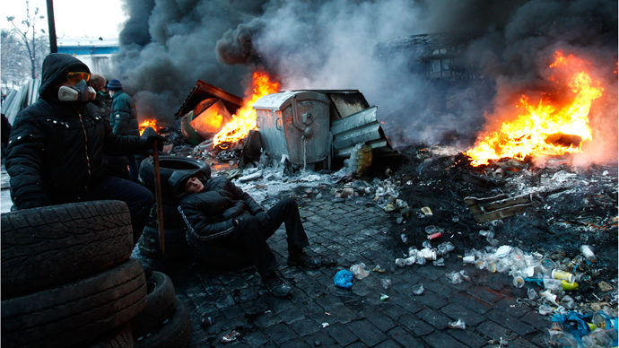 Protesters hold Molotov cocktails during clashes with the police in the centre of Kiev on January 20, 2014. (AFP PHhoto / Sergei Supinsky) 