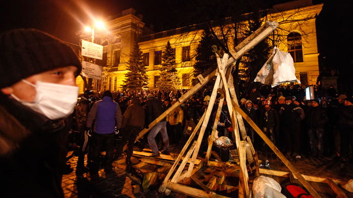 Pro-European integration protesters build a catapult to throw stones during clashes with police in Kiev January 20, 2014. (Reuters / Vasily Fedosenko) 