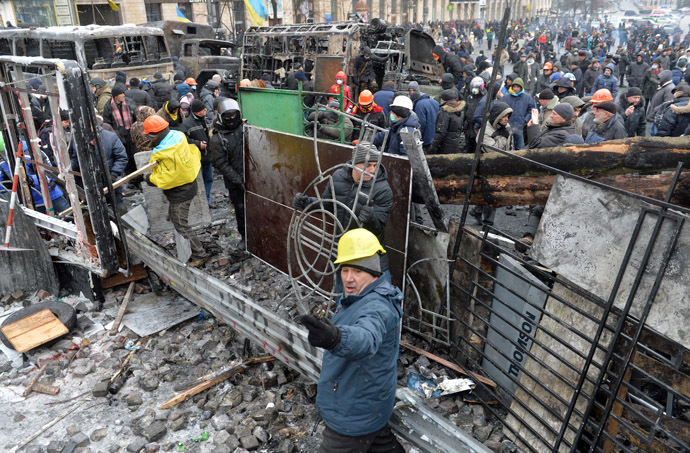 Protesters reinforce their barricade in Kiev on January 21, 2014 during clashing break of the opposition and the police. (AFP Photo/Sergei Supinski)