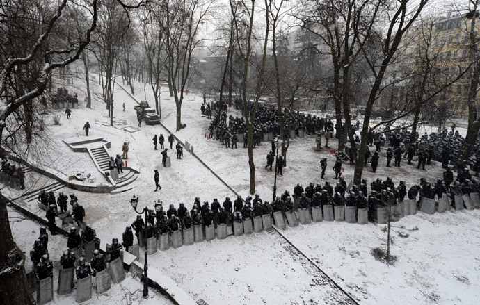 Armour-clad security forces block access to the Verkhovna Rada parliament in Kiev on January 21, 2014. (AFP Photo)