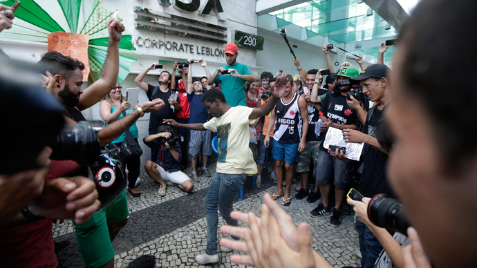 Mall rats: Brazilian flash mob forces closure of luxury shopping center