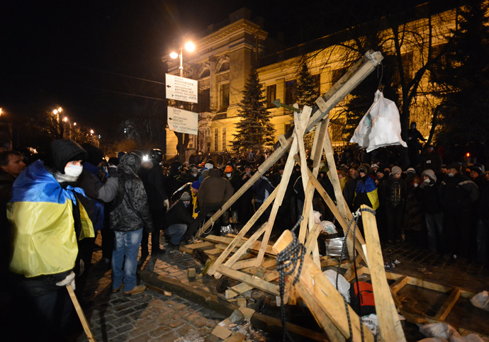 Ukrainian rioters use a catapult during clashes with the police in central Kiev on January 20, 2014.(AFP Photo / Vasily Maximov) 