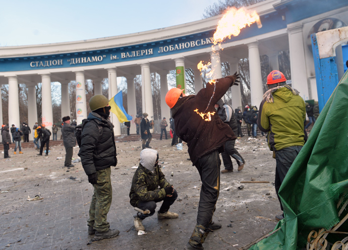 Protesters throw Molotov cocktails during clashes with the police in the centre of Kiev on January 20, 2014. (AFP Photo / Sergei Supinsky) 