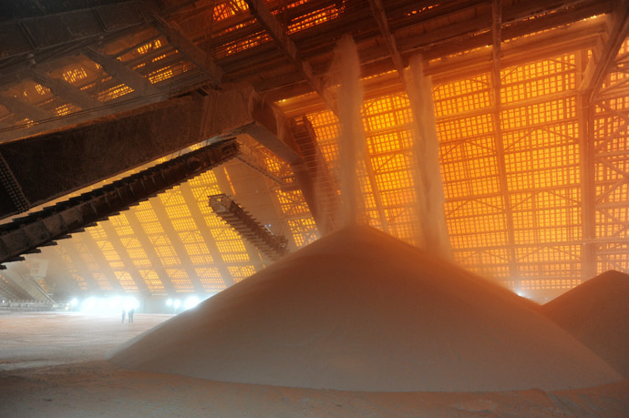 White muriate of potash at the finished product warehouse of the mining plant administration Berezniki-4 of JSC Uralkali. (RIA Novosti/Pavel Lisitsyn)