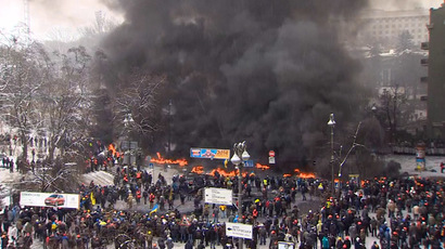 Protesters surround American embassy in Kiev, rally against US meddling