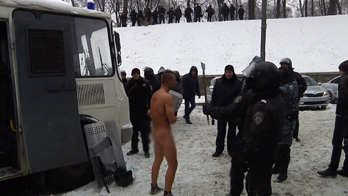 Ukrainian officers may face ‘criminal liability’ for abusing naked rioter (VIDEO)
