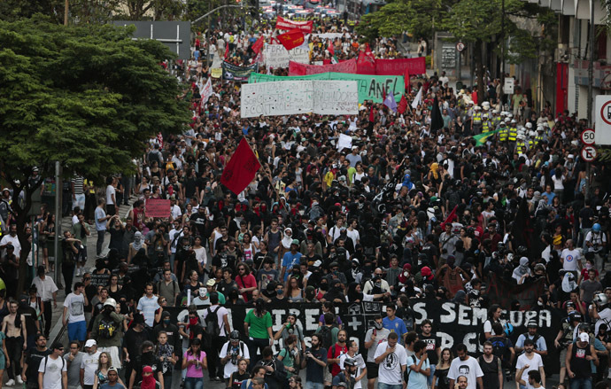 People take part in the "Nao Vai Ter Copa" (You are not going to have Cup) protest along Brigadeiro Luis Antonio Avenue, in Sao Paulo, Brazil, on January 25, 2014. (AFP Photo/Miguel Schincariol)