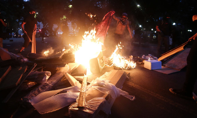 Demonstrators light a fire during the "Nao Vai Ter Copa" (You are not going to have Cup) protest along Consolacao Street, in Sao Paulo, Brazil, on January 25, 2014. (AFP Photo/Miguel Schincariol)