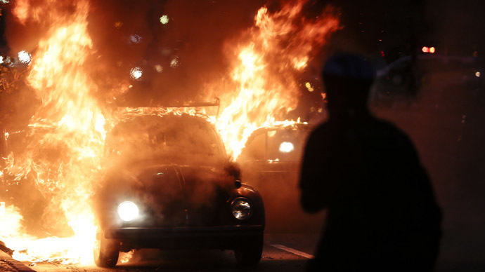 A car burns in flames during the "Nao Vai Ter Copa" (You are not going to have Cup) protest along Consolacao Street, in Sao Paulo, Brazil, on January 25, 2014. (AFP Photo/Miguel Schincariol)