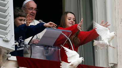 Ill omen? Pope’s doves of peace for Ukraine attacked by angry birds (PHOTOS)
