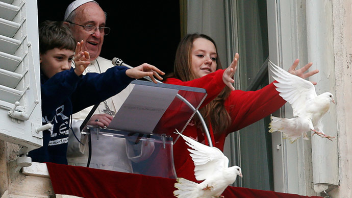 Ill omen? Pope’s doves of peace for Ukraine attacked by angry birds (PHOTOS)
