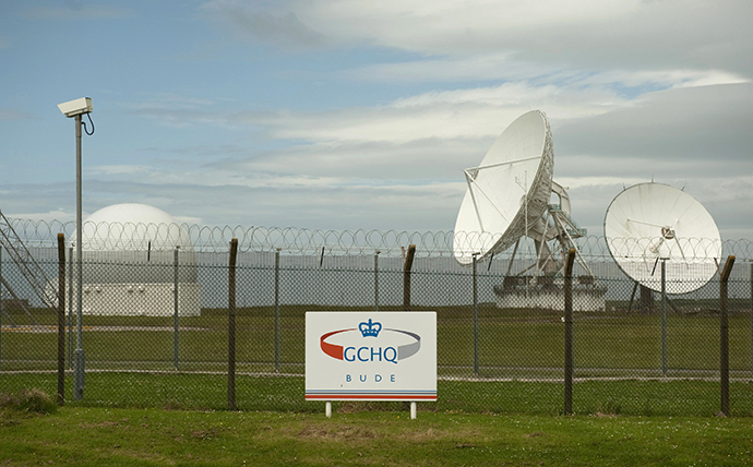 Satellite dishes are seen at GCHQ's outpost at Bude, close to where trans-Atlantic fibre-optic cables come ashore in Cornwall, southwest England (Reuters / Kieran Doherty)