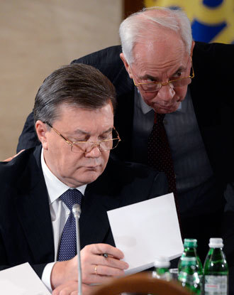 Ukraine's President Viktor Yanukovich (L) speaks with Prime Minister Nikolay Azarov.(Reuters / Andrew Kravchenko)