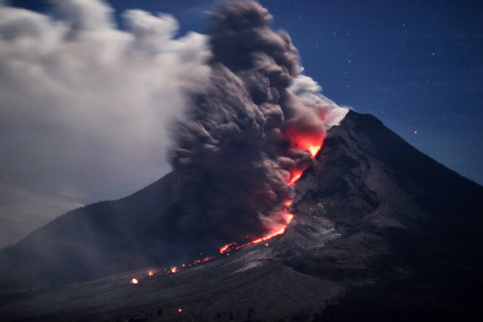 Sinabung volcano spews hot ash and lava in Karo on January 14, 2014. (AFP Photo)