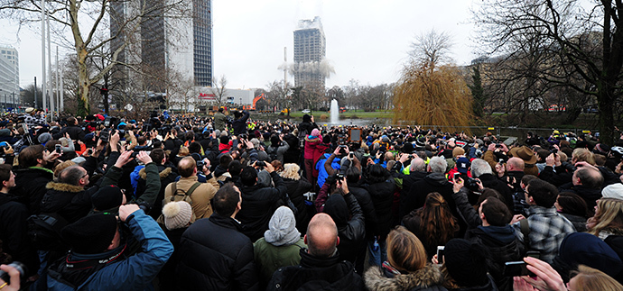 Onlookers watch the blasting of a 116 meters building in Frankfurt am Main, western Germany, on February 2, 2014. (AFP Photo / Daniel Reinhardt)