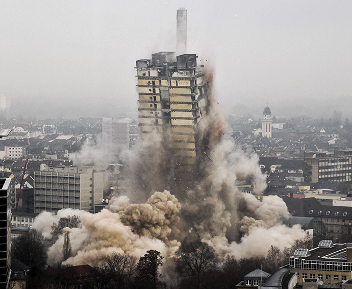 A university tower collapses during the blasting of the 116 meters building in Frankfurt am Main, western Germany, on February 2, 2014. (AFP Photo / Frank Rumpenhorst)
