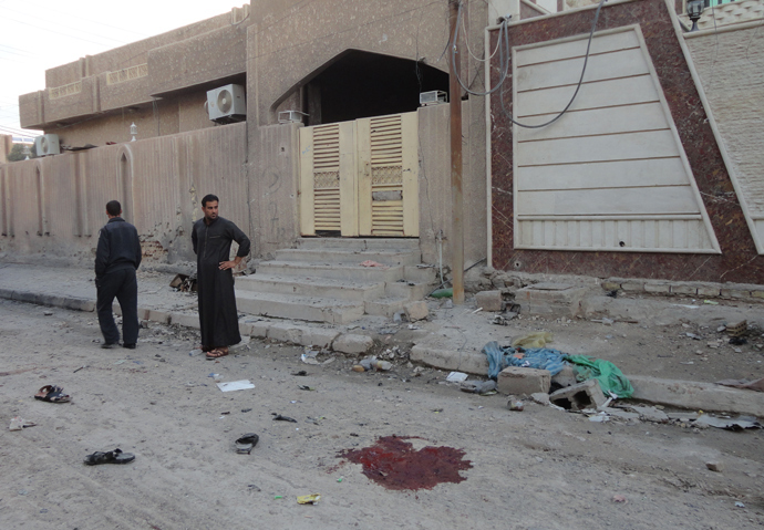 Iraqi men inspect the damage following shelling as clashes between Iraqi security forces and the jihadist Islamic State of Iraq and the Levant (ISIL) continue in the flashpoint city of Fallujah, west of the capital Baghdad (AFP Photo / Sadem El-Mahmedy)