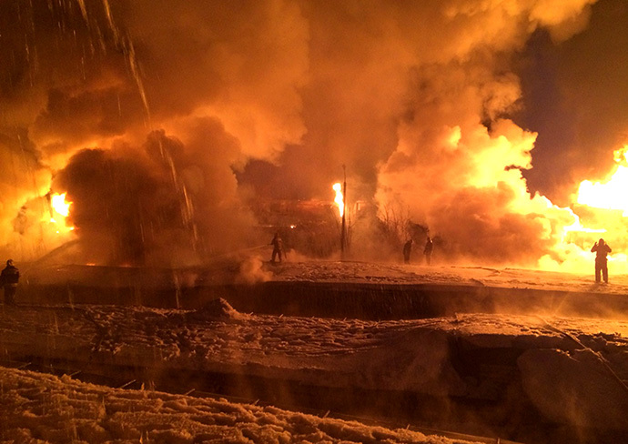 Emergency workers at the site of the derailed train carrying liquefied gas (RIA Novosti)