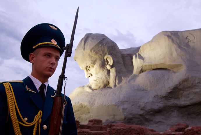 A Belarussian guard of honour stands at the memorial at Hero fortress in the western city of Brest, some 360 km southeast of Minsk, June 22, 2013. (Reuters / Vasily Fedosenko)