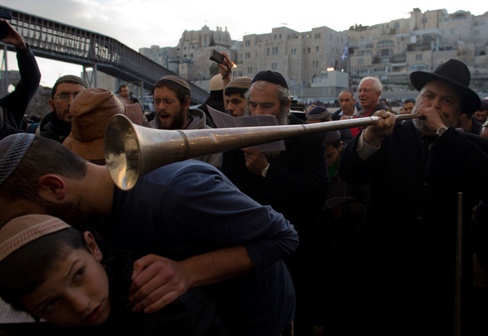 A hardline national religious Israeli Jew plays horn during a mass at the Western Wall in Jerusalem's old city on January 30, 2014 against the ongoing Israeli-Palestinian peace talks. (AFP Photo / Ahmad Gharabli) 