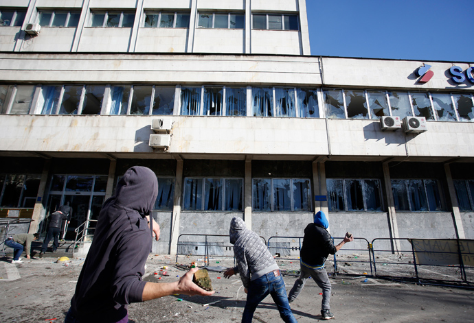 Protesters throw rocks at a government building in Tuzla February 7, 2014 (Reuters / Dado Ruvic)