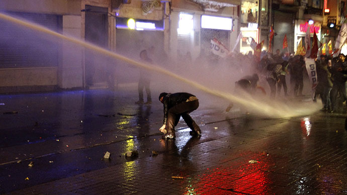 Turkey police disperse protest against new internet controls (VIDEO)