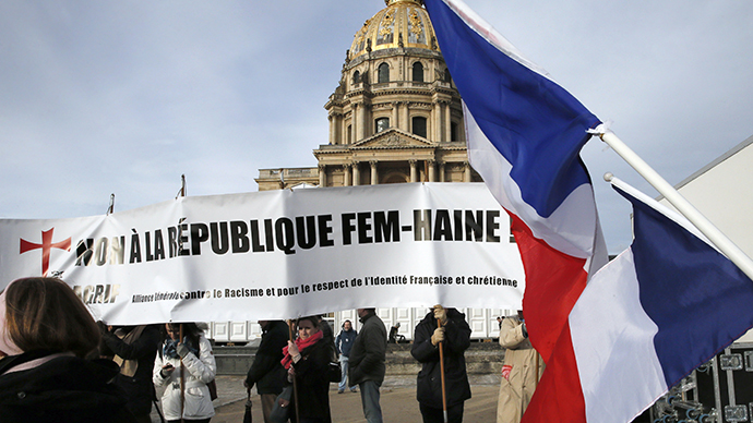French far-right group rallies against FEMEN (VIDEO)