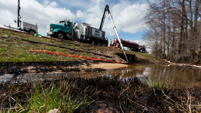 Oil spill clean-up closes off vital Texas channel for second day