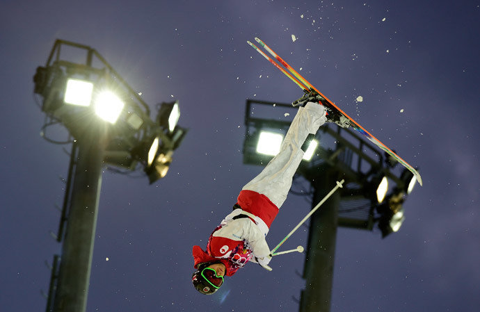 Canada's Alex Bilodeau competes in the Men's Freestyle Skiing Moguls qualifications at the Rosa Khutor Extreme Park during the Sochi Winter Olympics on February 10, 2014 (AFP Photo / Javier Soriano)