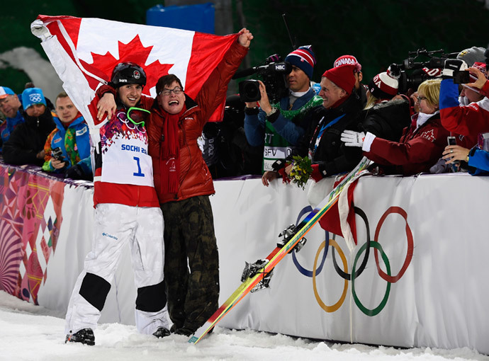 Winner Canada's Alex Bilodeau (L) and his brother Frederic celebrate with the Canadian flag after the men's freestyle moguls competition at the 2014 Sochi Winter Olympic Games in Rosa Khutor February 10, 2014 (Reuters / Dylan Martinez)