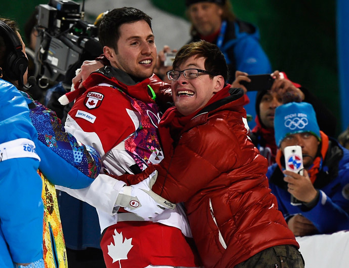 Winner Canada's Alex Bilodeau (L) and his brother Frederic embrace after the men's freestyle moguls competition at the 2014 Sochi Winter Olympic Games in Rosa Khutor February 10, 2014 (Reuters / Dylan Martinez)