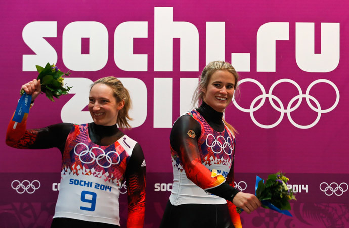 Winner Germany's Natalie Geisenberger (C) and second-placed compatriot Tatjana Huefner celebrate after the women's singles luge event at the 2014 Sochi Winter Olympics, at the Sanki Sliding Center in Rosa Khutor February 11, 2014 (Reuters / Fabrizio Bensch)