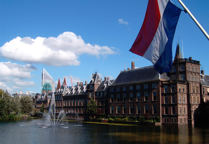 Binnenhof, Hofvijver and flag of the Netherlands, The Hague (Netherlands) (Image from wikipedia.org)