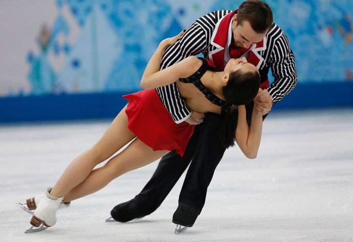 Russia's Ksenia Stolbova (bottom) and Fedor Klimov compete during the figure skating pairs free skating at the Sochi 2014 Winter Olympics, February 12, 2014 (Reuters / Alexander Demianchuk)