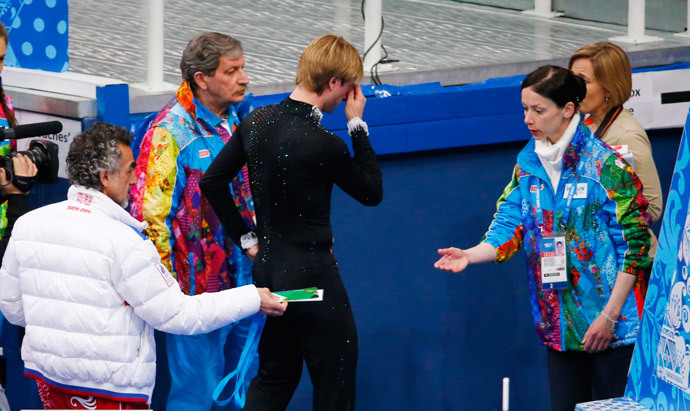 Russia's Evgeny Plyushchenko walks off the ice as he withdraws during the Figure Skating Men's Short Program at the Sochi 2014 Winter Olympics, February 13, 2014.(Reuters / David Gray)