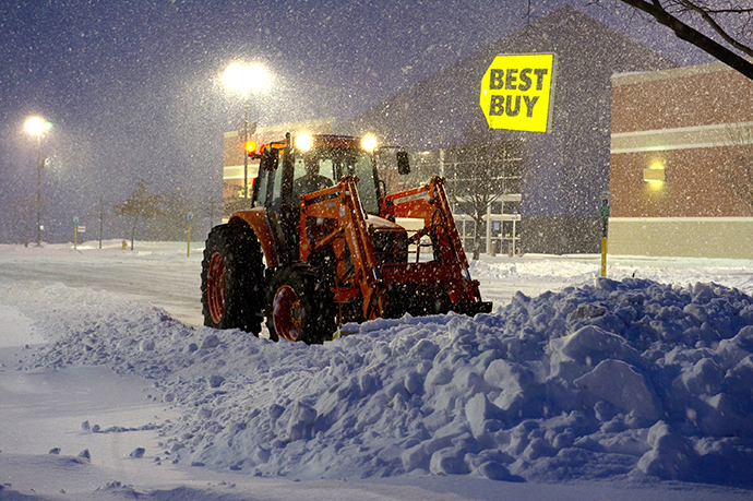 A worker plows snow from a parking lot during a major snowstorm February 13, 2014 in Manassas, Virginia. (AFP Photo / Karen Bleier)